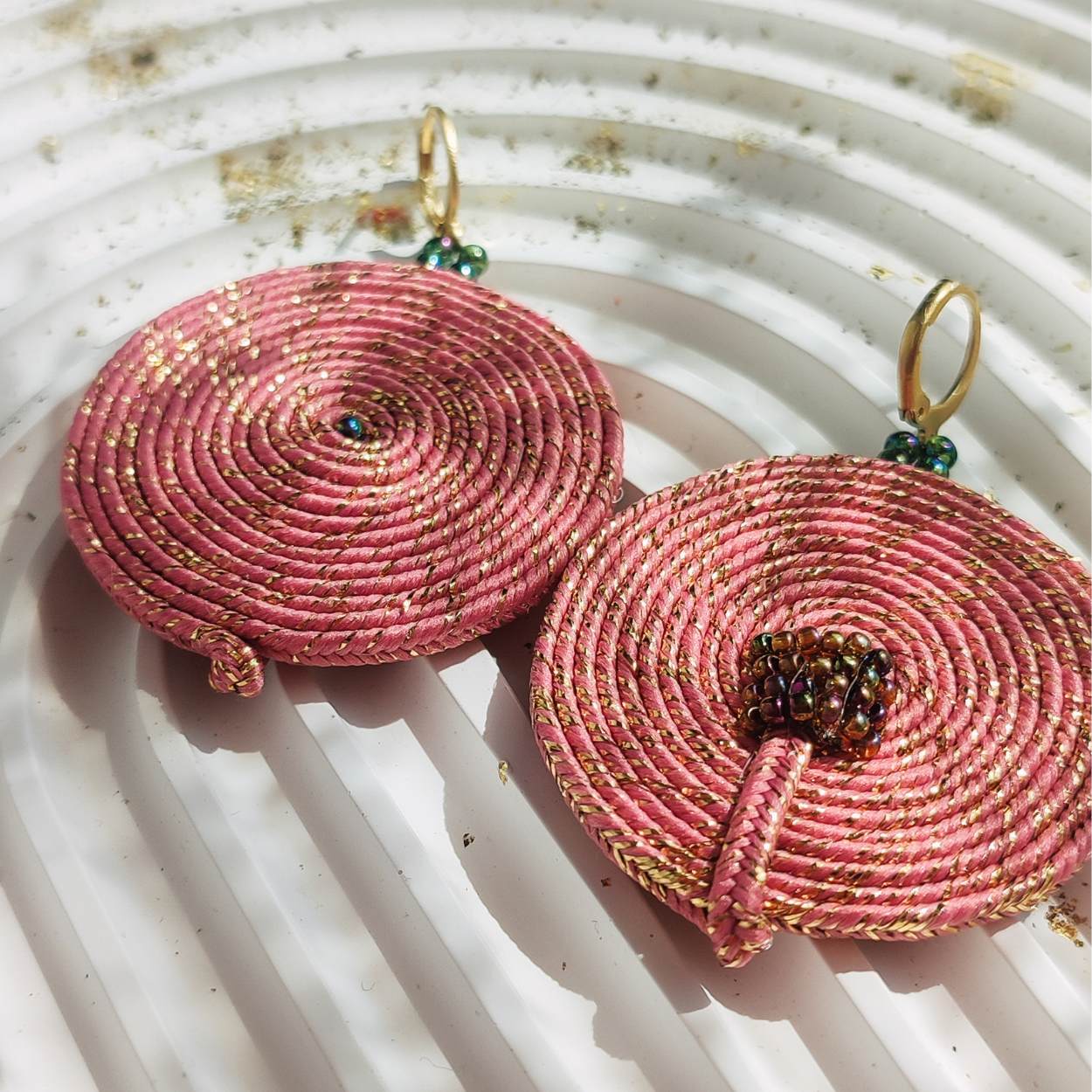 Kolczyki różowo- złote koła lekkie - obrazek 2