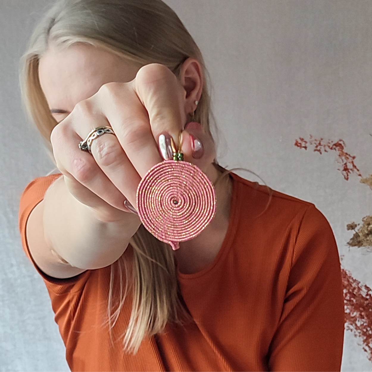Kolczyki różowo- złote koła lekkie - obrazek 3