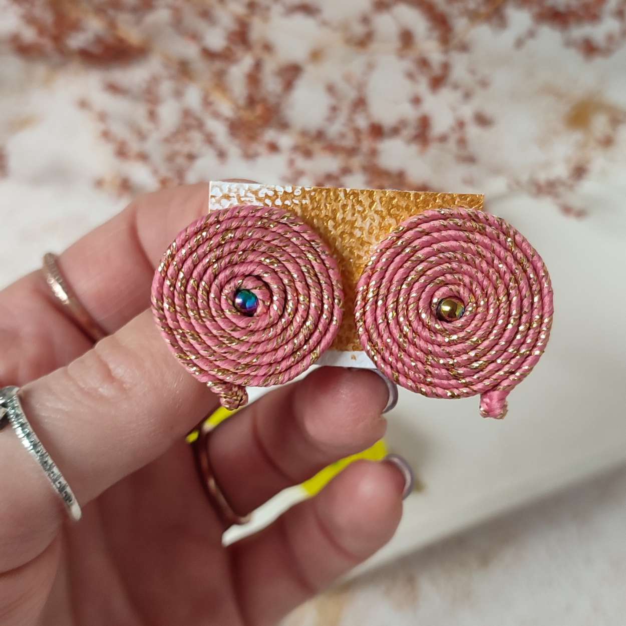 Kolczyki różowo złote małe koła - obrazek 2