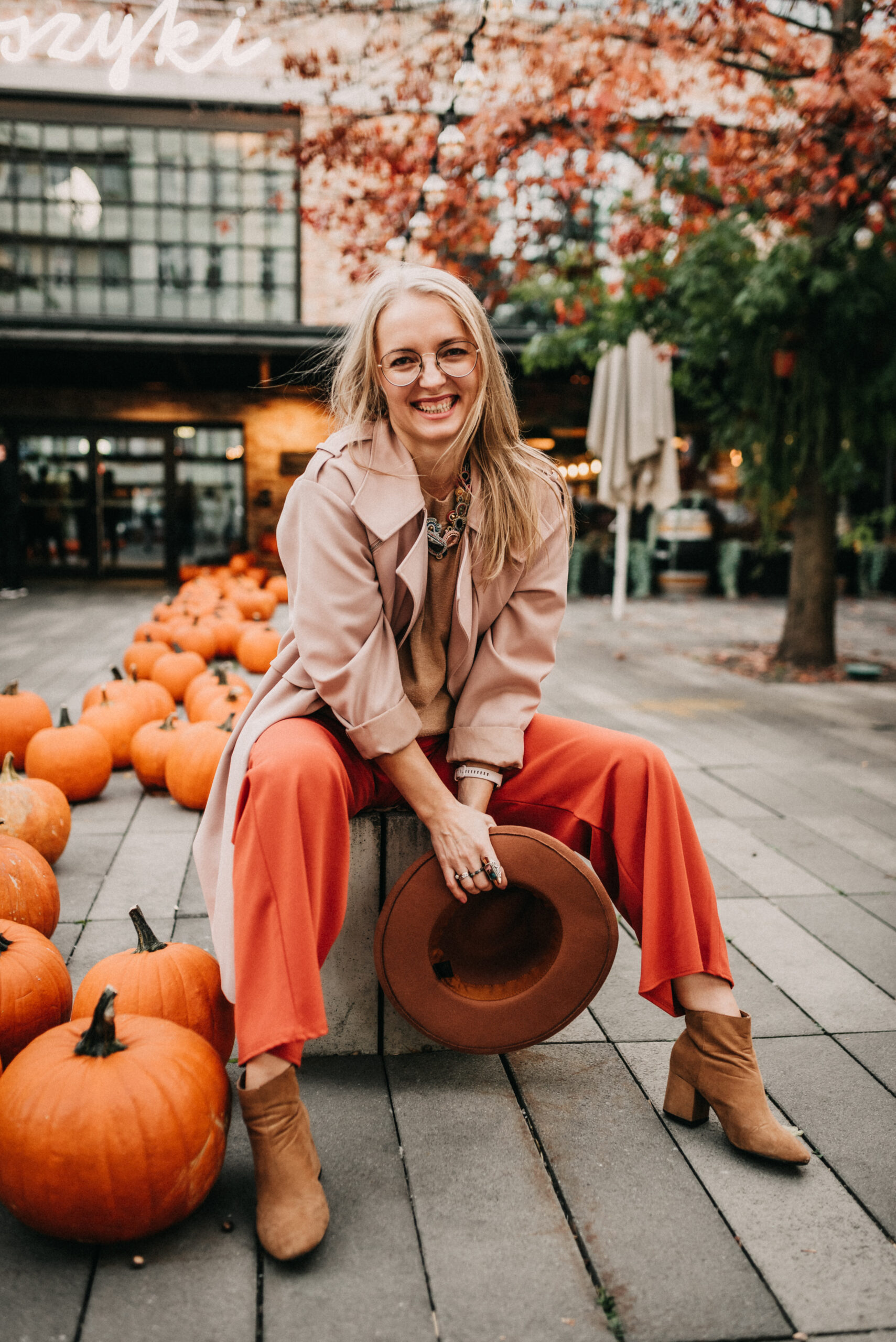 jesienna stylizacja Jesienna Moda 2024 jesienna broszka