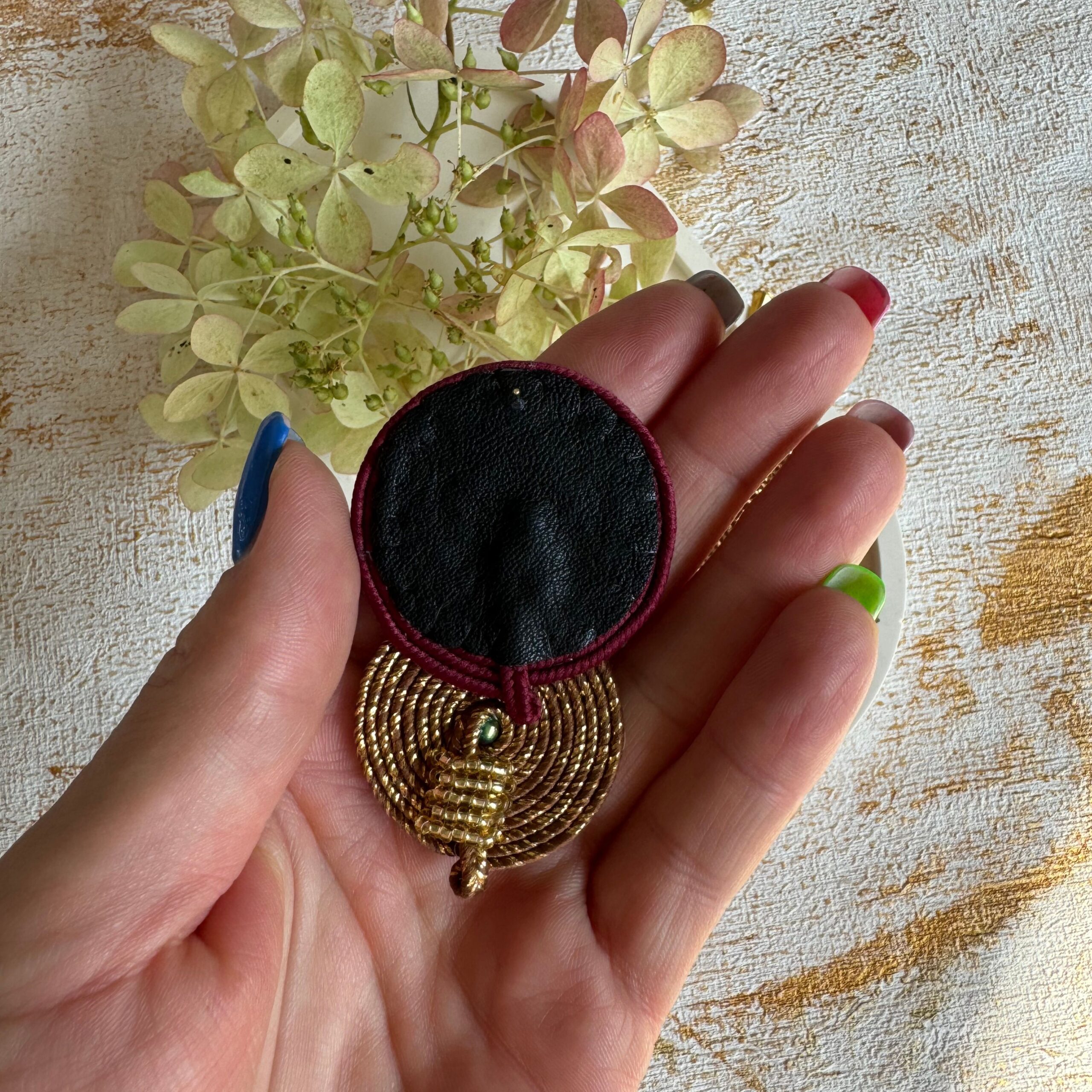 Kolczyki asymetryczne burgund i brąz ze złotem koła - obrazek 3