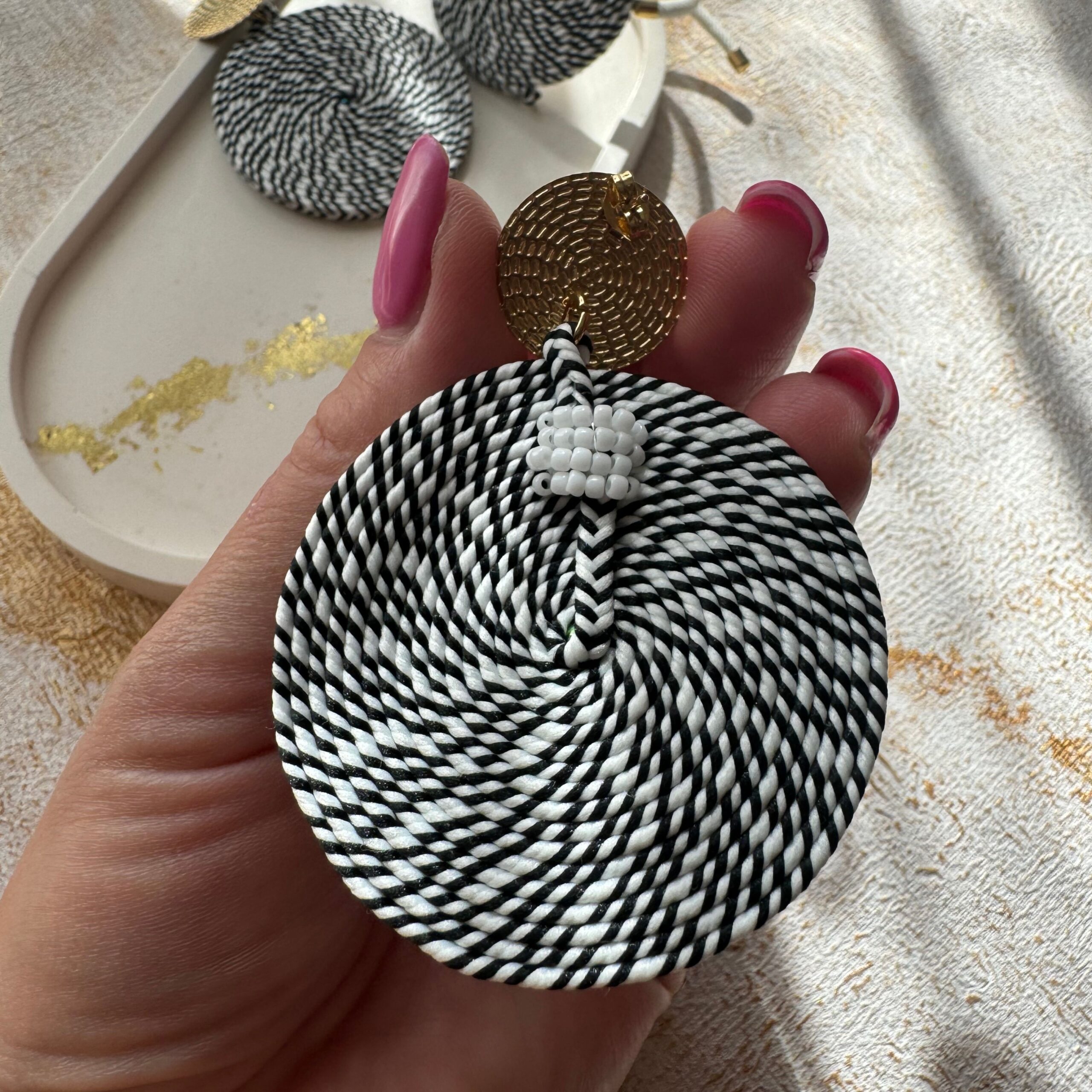 Kolczyki duże lekkie kolczyki czarno biała mozaika - obrazek 4