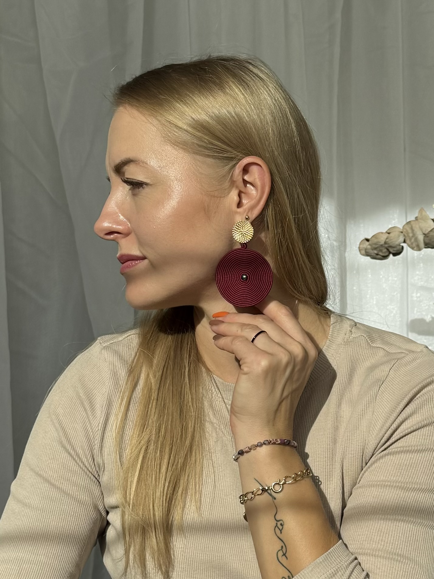 duże burgundowe koła