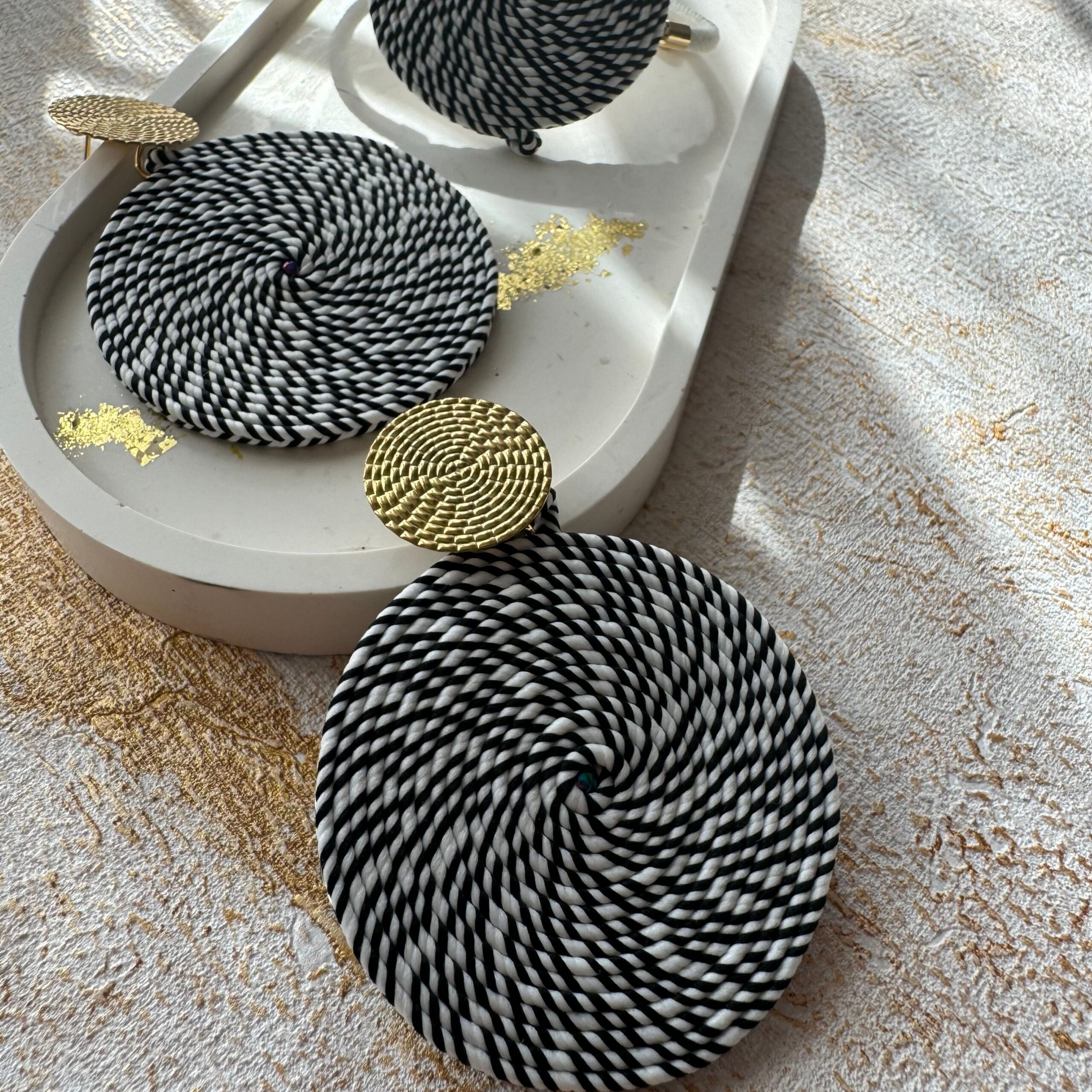 Kolczyki duże lekkie kolczyki czarno biała mozaika - obrazek 3