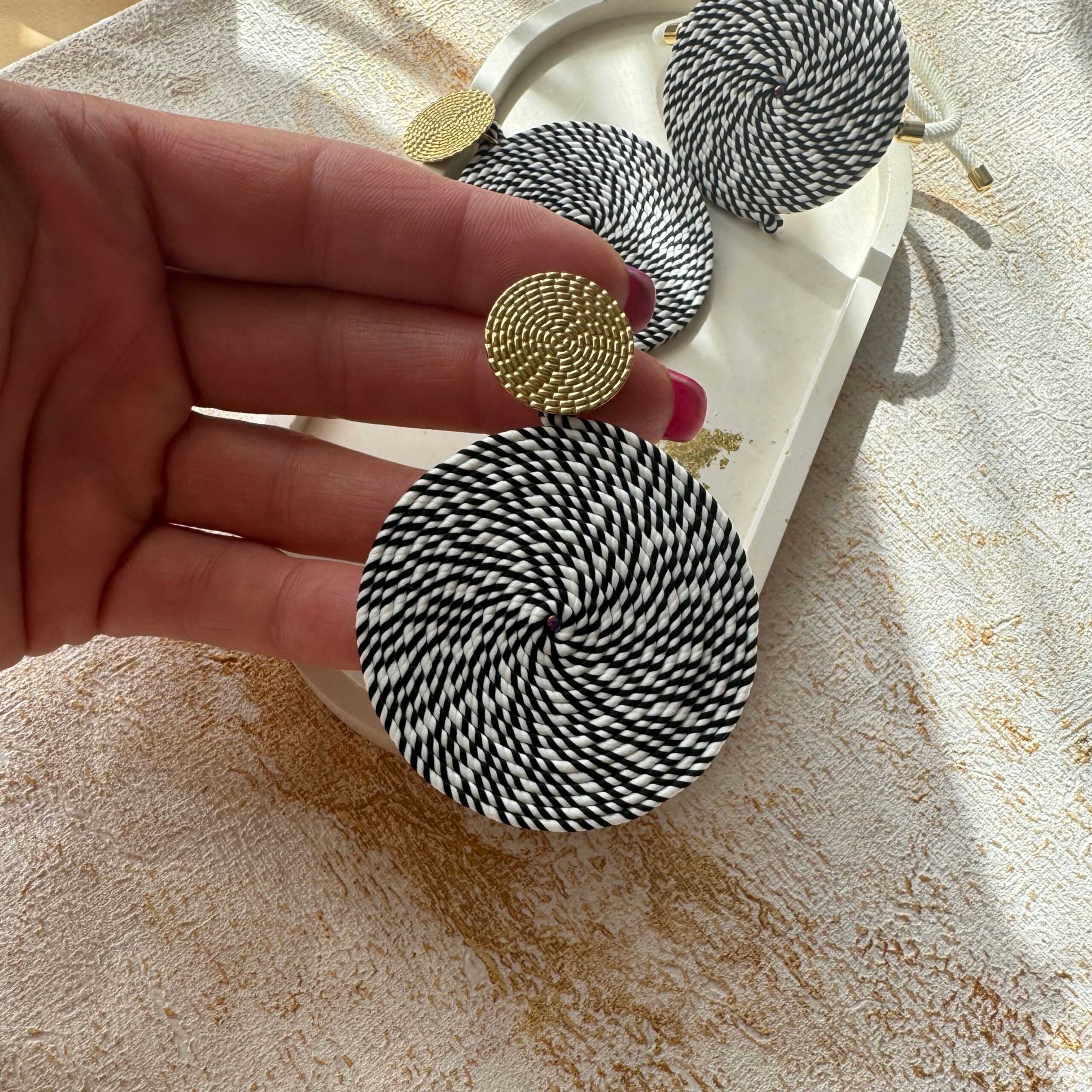 Kolczyki duże lekkie kolczyki czarno biała mozaika - obrazek 2