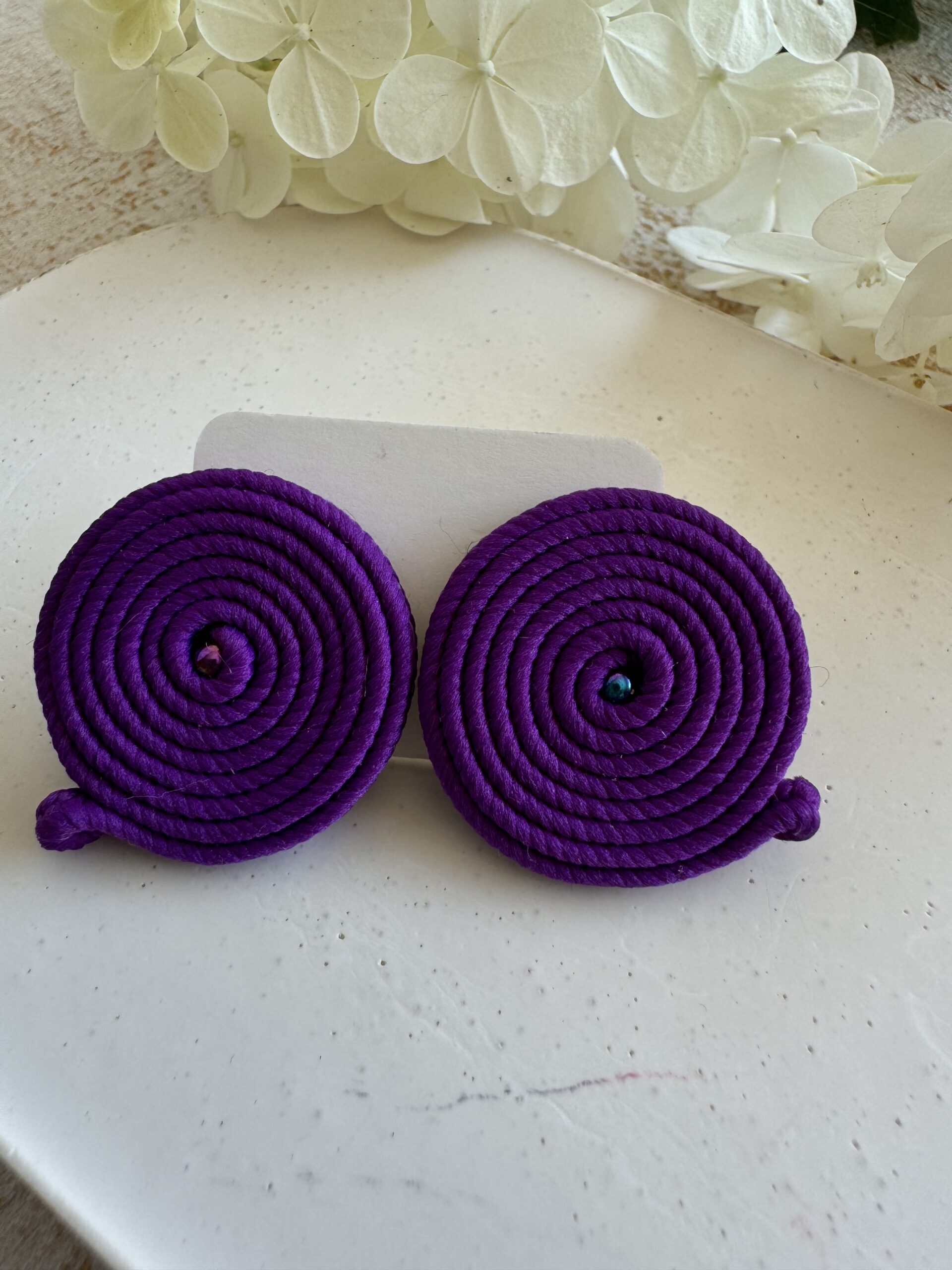 małe kolczyki fioletowe koła