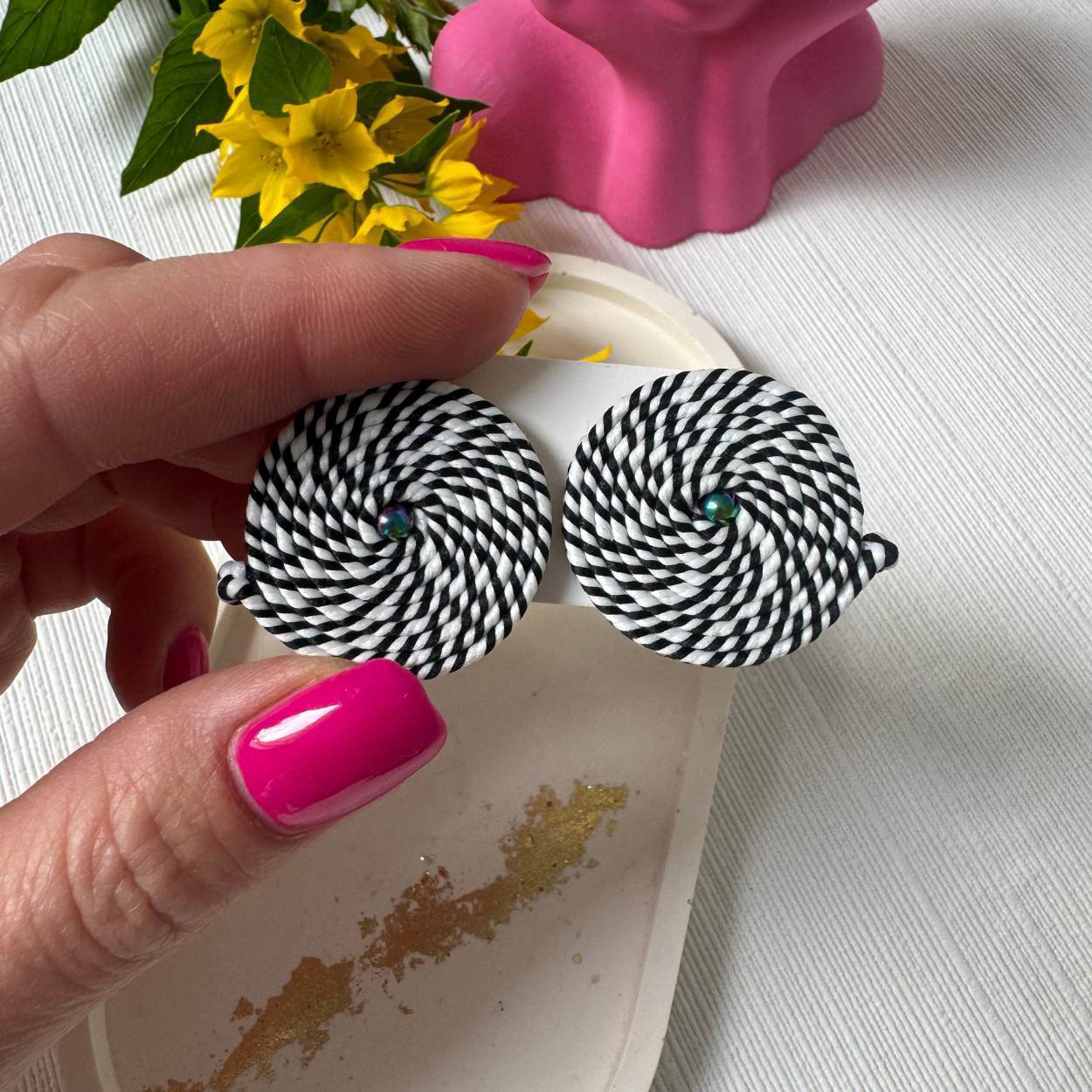 Kolczyki małe koła biało-czarna mozaika - obrazek 3