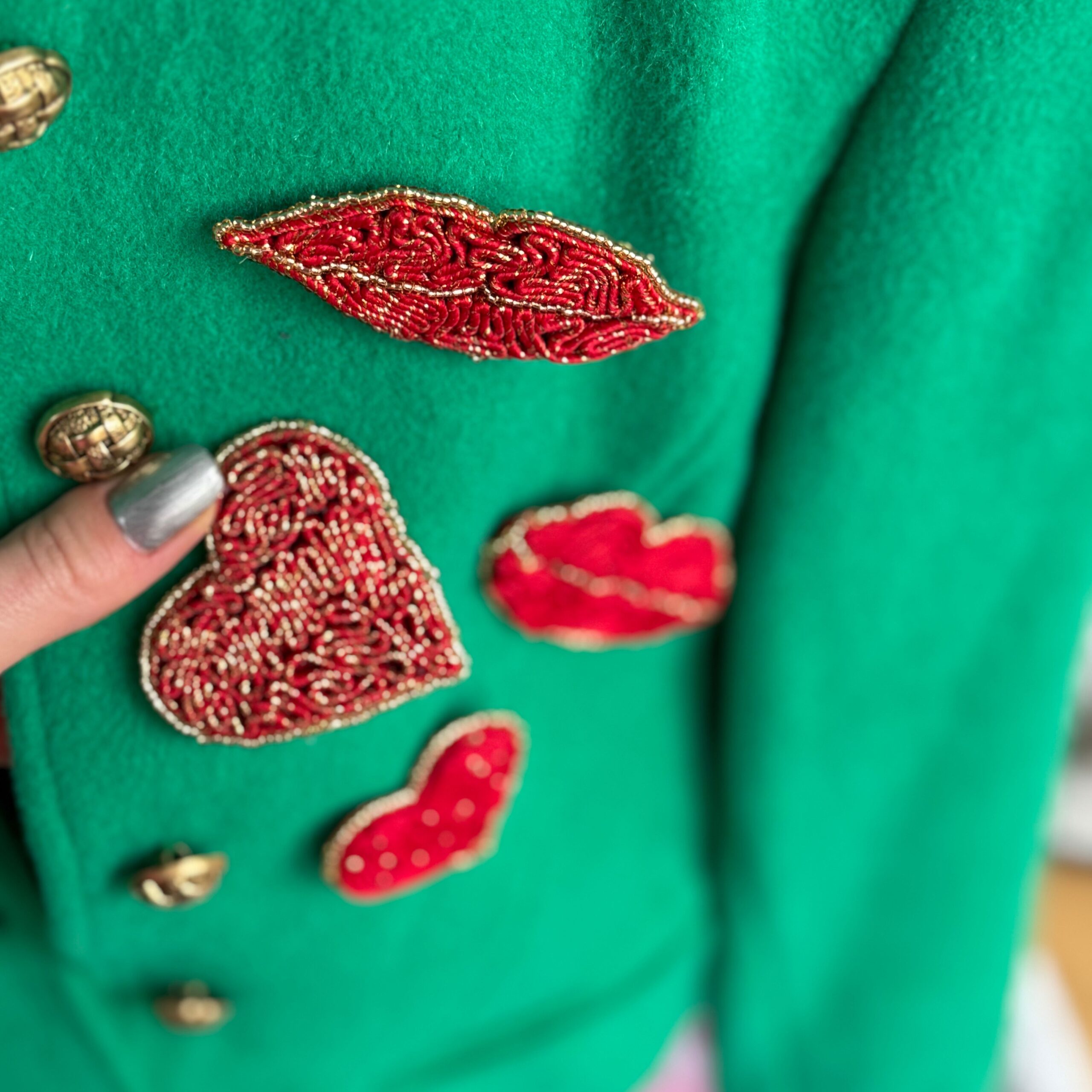 usta kobiece broszka