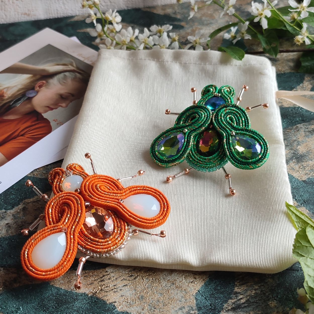 Broszka pomarańczowa mucha - obrazek 2