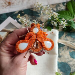 broszka mucha pomarańczowa