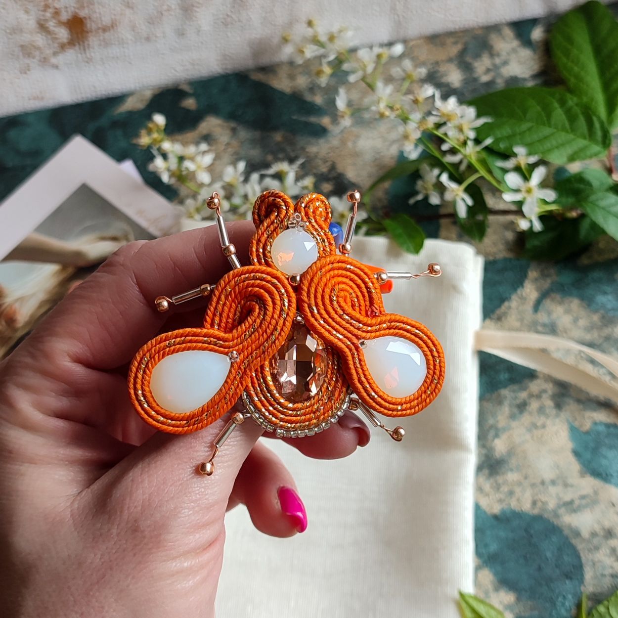 broszka mucha pomarańczowa