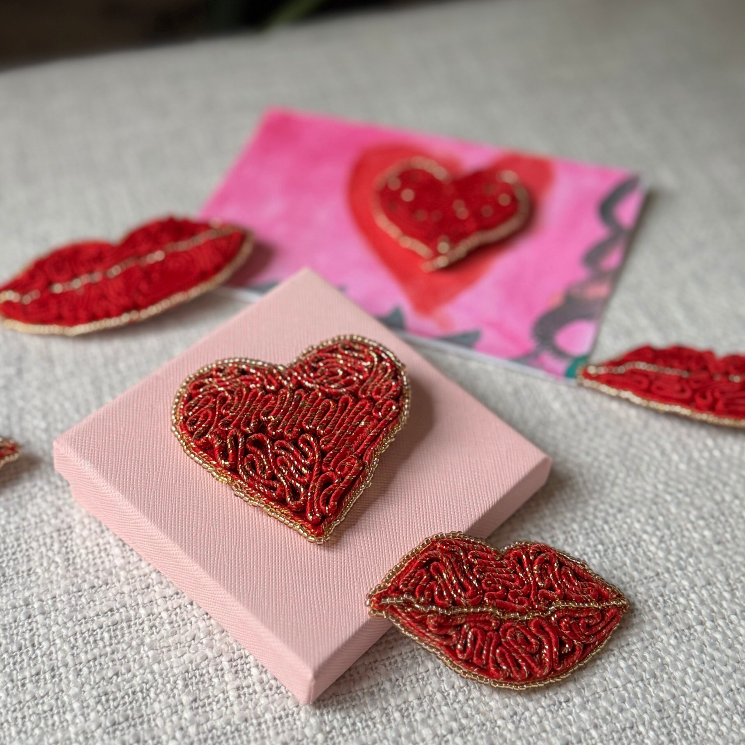 broszka serce czerwone