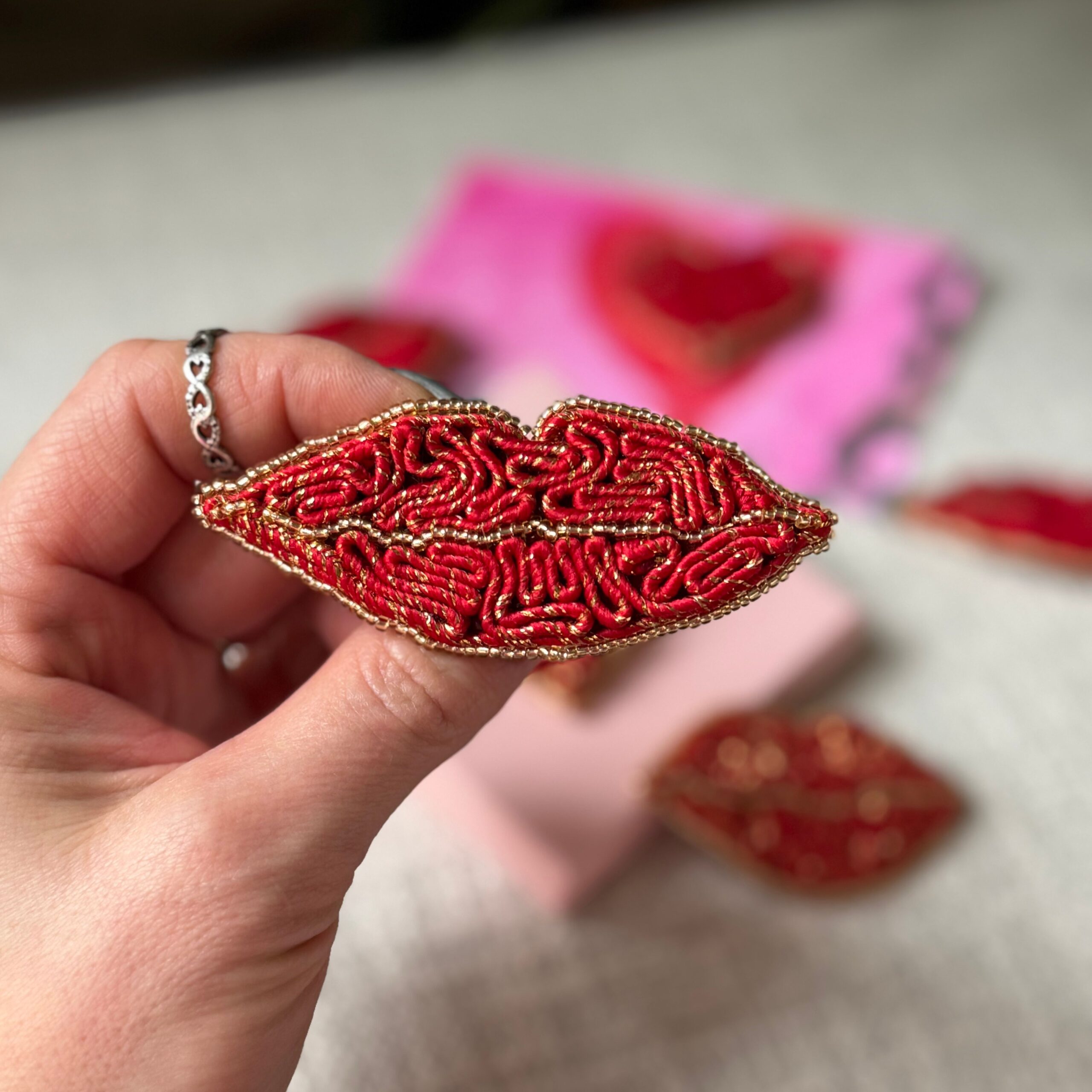 broszka usta czerwone