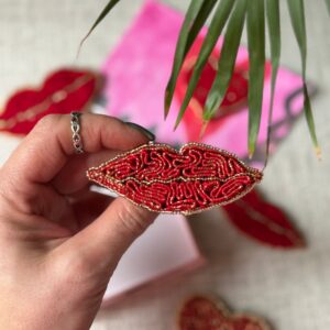 usta podłużna broszka czerwono złota