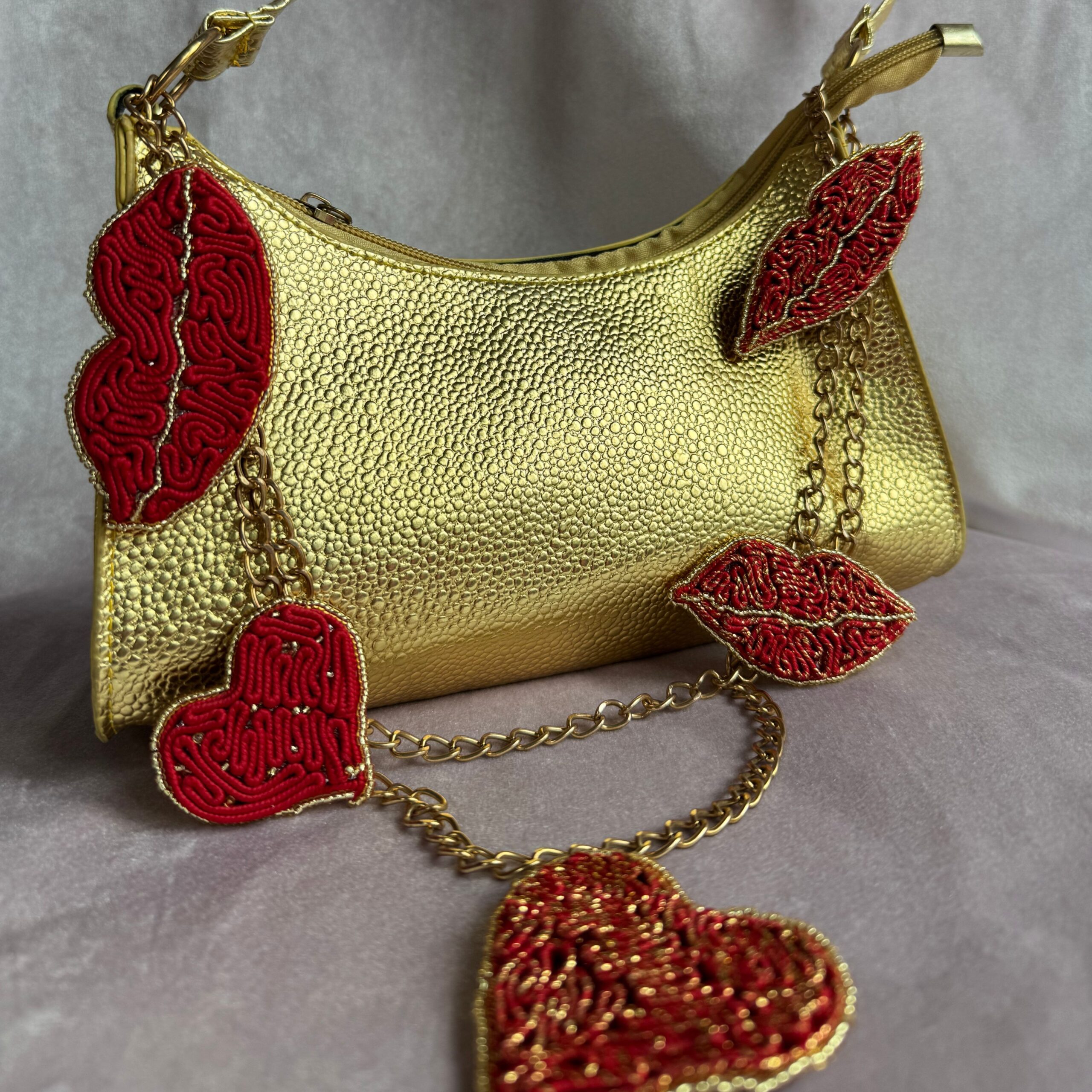 Broszka czerwone mocne usta