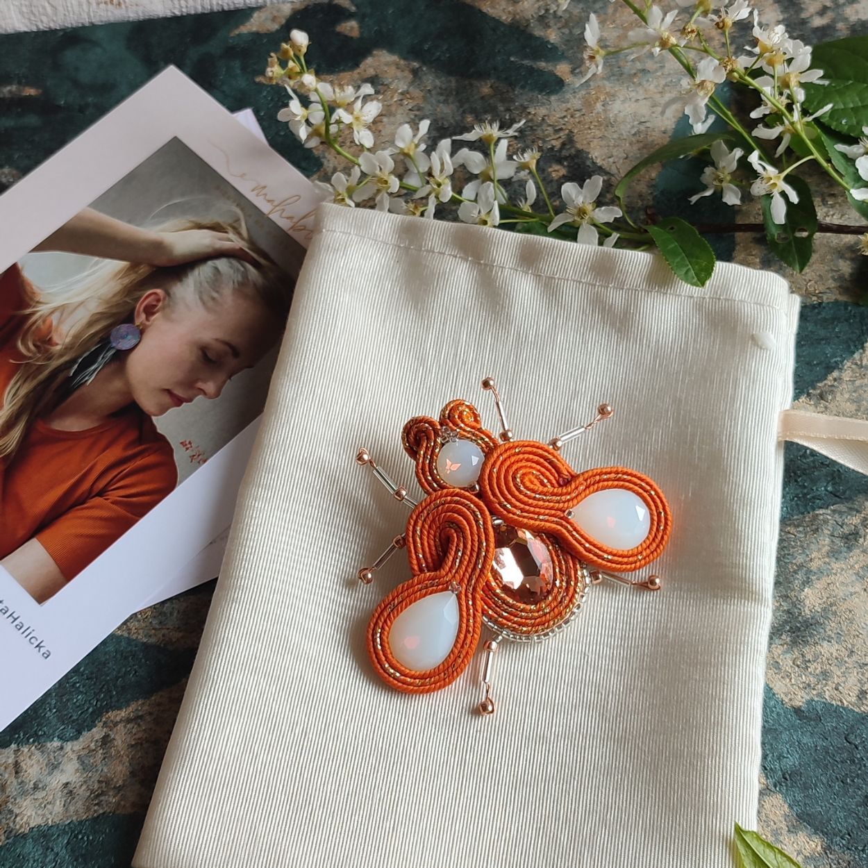 Broszka pomarańczowa mucha - obrazek 3