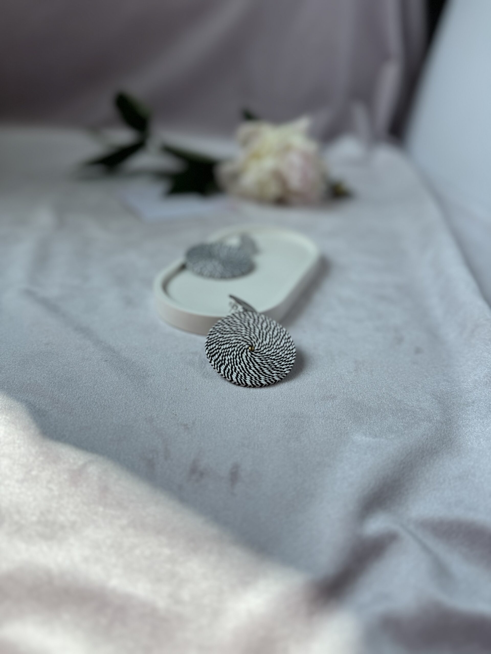 Duże kolczyki koła biało czarna mozaika