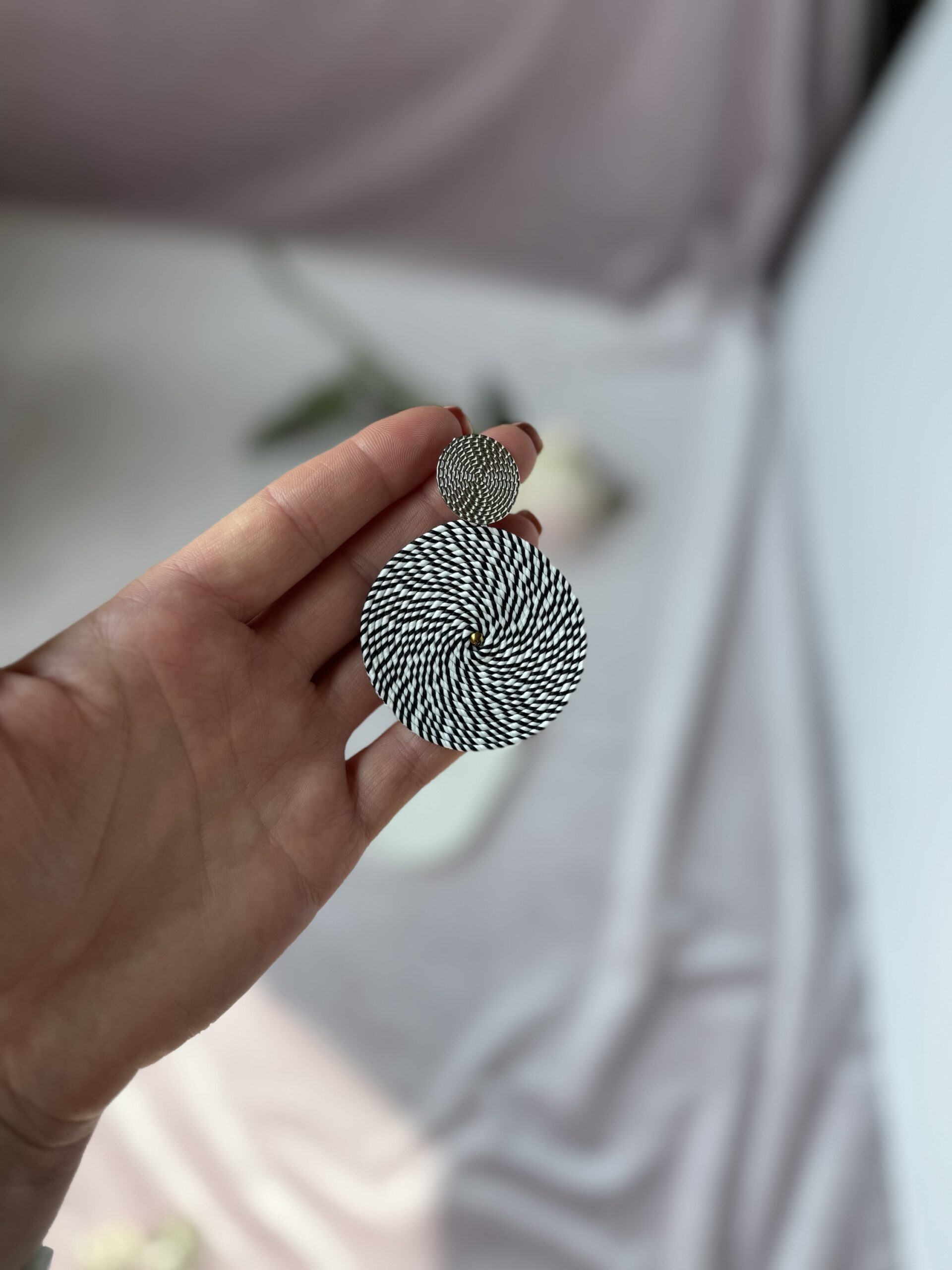 Duże kolczyki koła biało czarna mozaika - obrazek 4