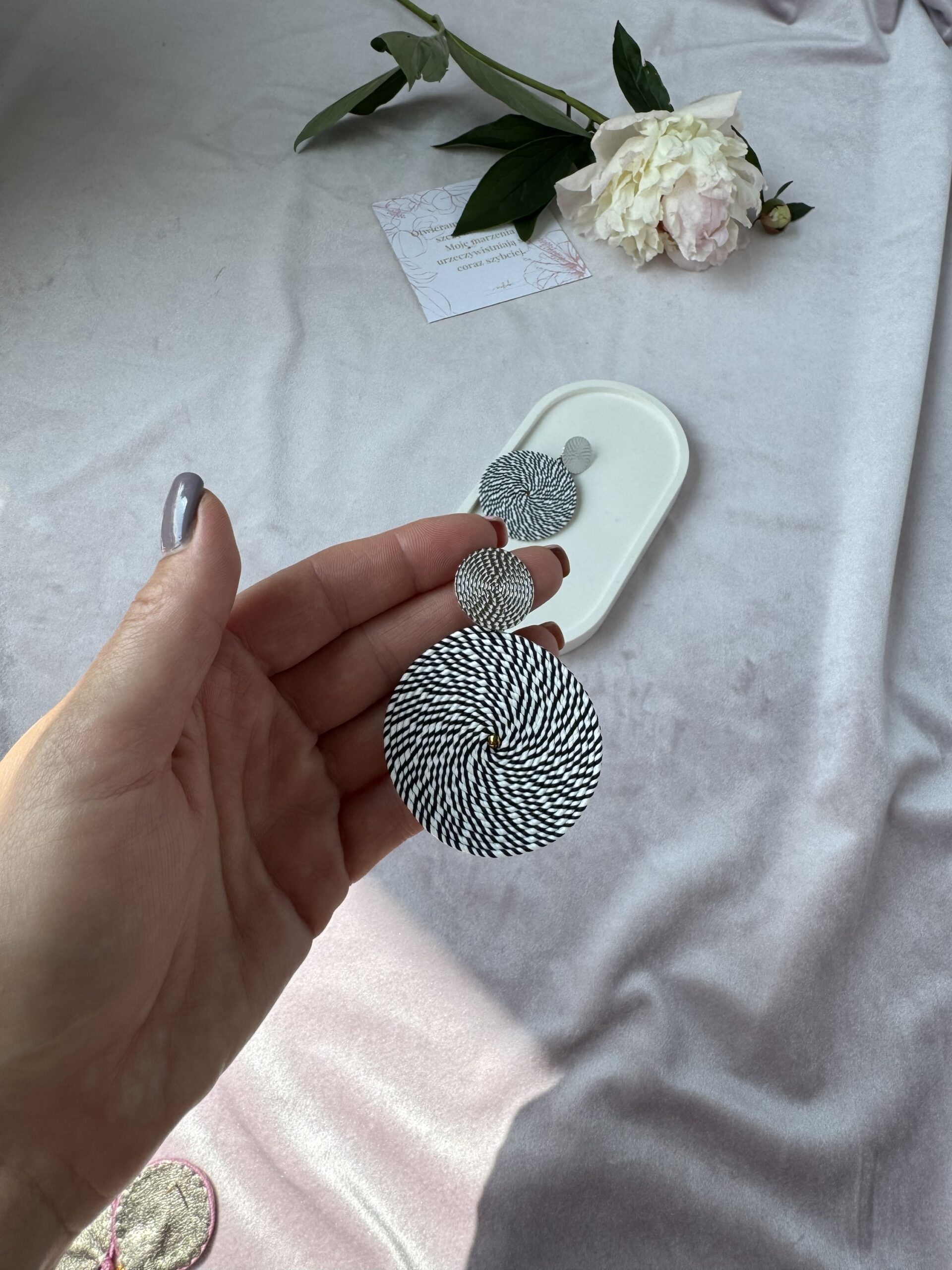 Duże kolczyki koła biało czarna mozaika - obrazek 2