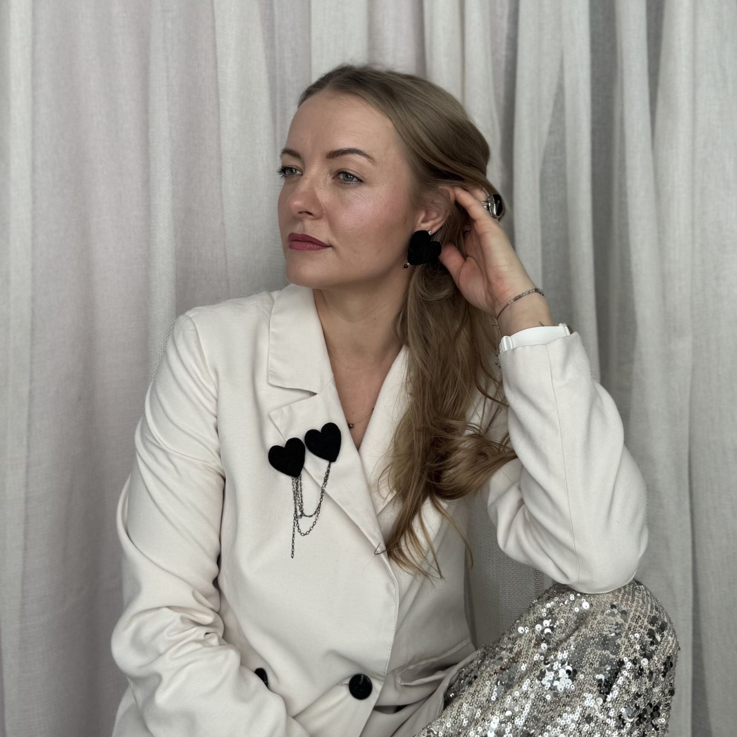 małe czarne serca kolczyki bigle