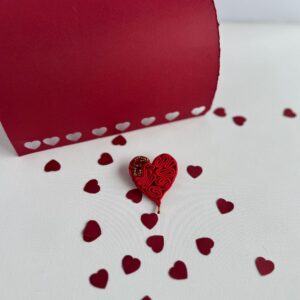 czerwone serce broszka