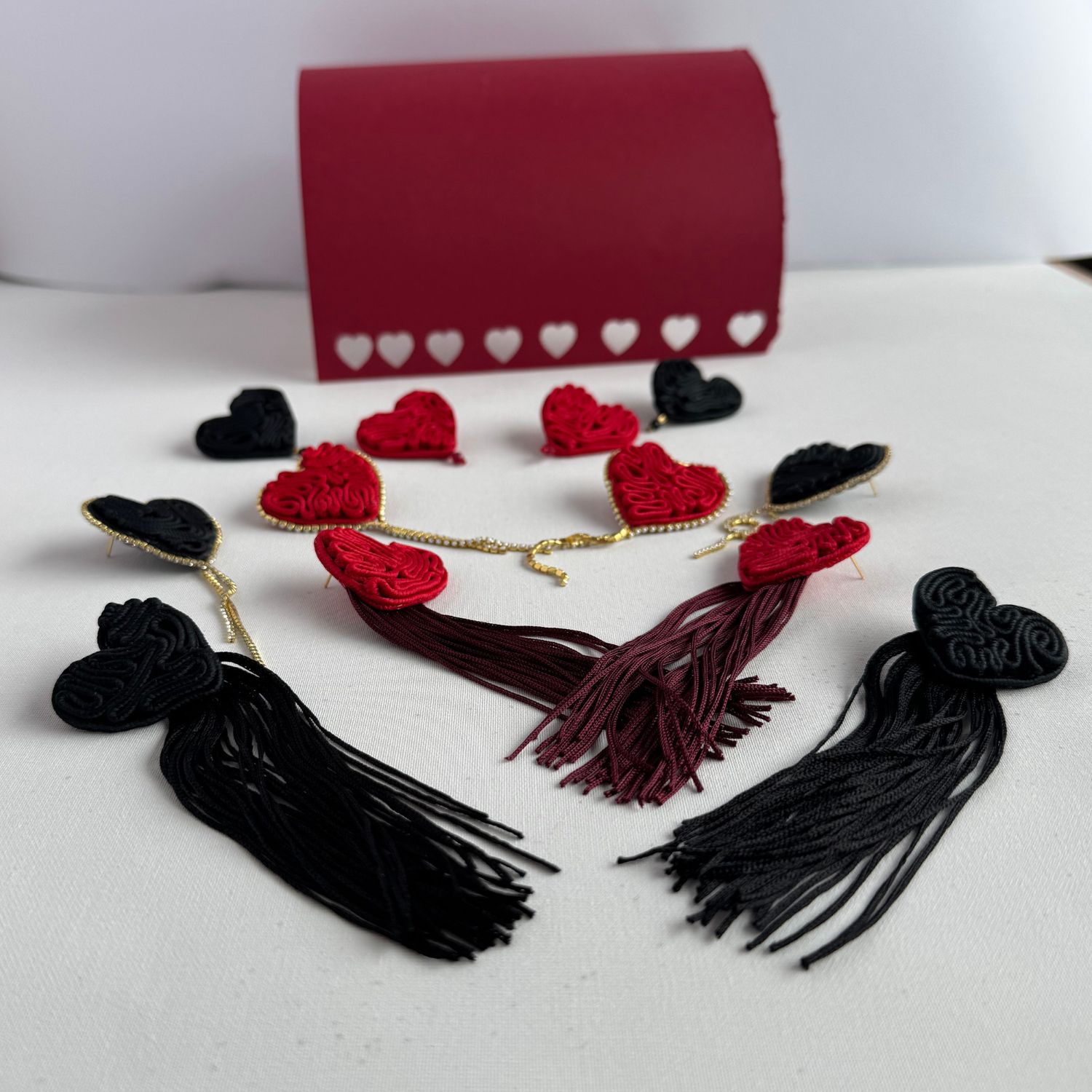 małe czarne serca kolczyki bigle