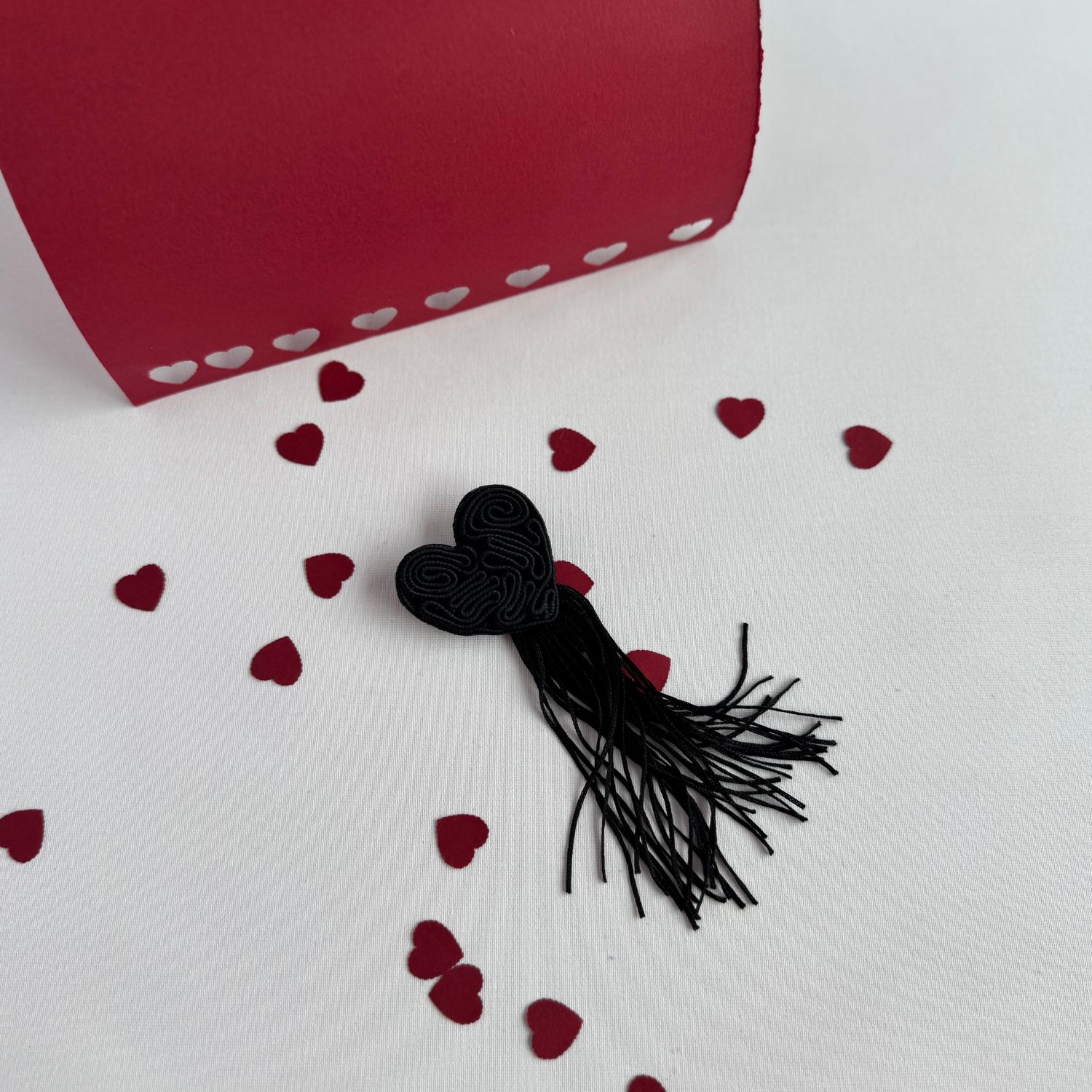 Broszka serce czarne z chwostem - obrazek 2