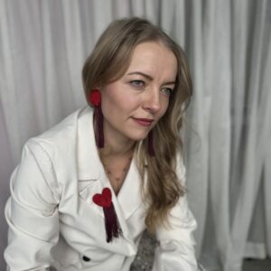 czerwone długie kolczyki