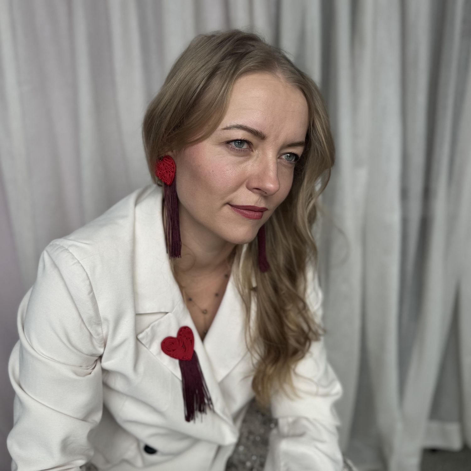 czerwone długie kolczyki