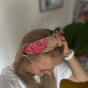Beżowa opaska do włosów z haftem sutaszowym- mahabi